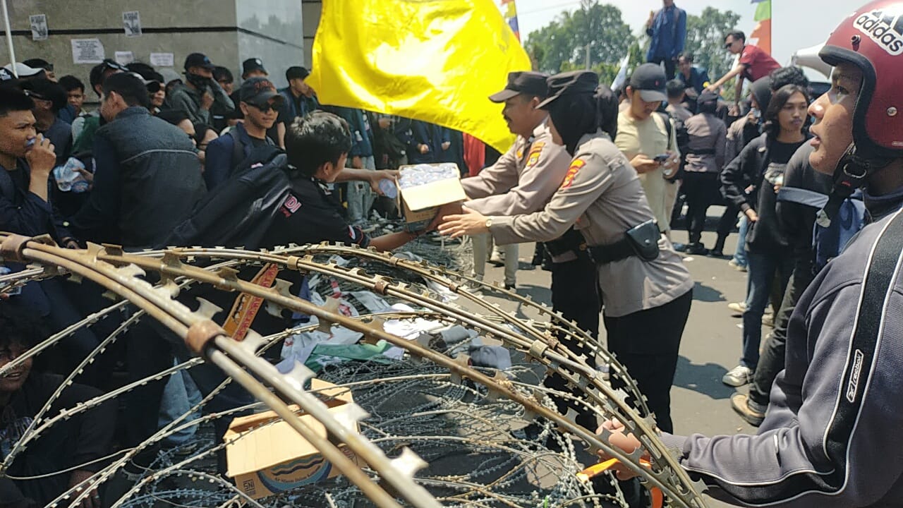Polwan Lampung Tunjukkan Sisi Manusiawi, Aksi Demo Berjalan Kondusif