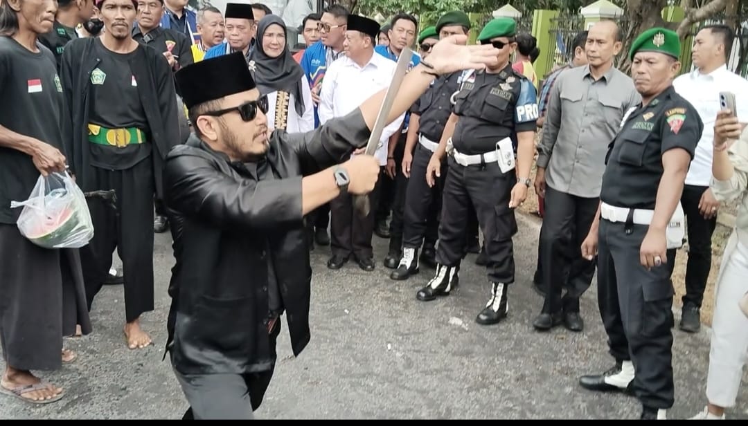 Eva Dwiana dan Deddy Amarullah Daftar ke KPU Bandarlampung Diarak dengan Kesenian Tradisional