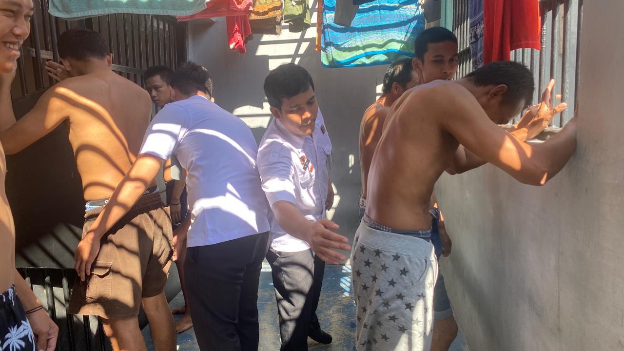 Rutan Krui Berhasil Amankan Barang Terlarang dalam Razia Kamar Hunian