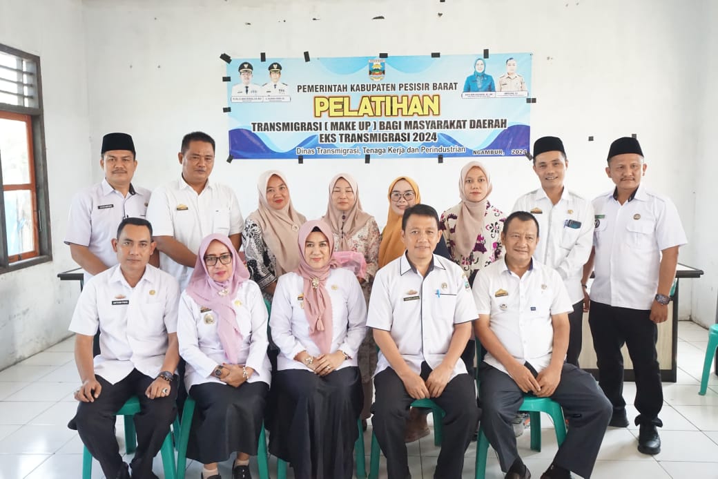 Pesisir Barat Tingkatkan Keterampilan Warga Transmigrasi Melalui Pelatihan Tata Rias