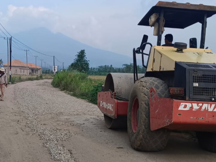 Warga Pesawaran Bersyukur, Jalan Rusak Akhirnya Diperbaiki