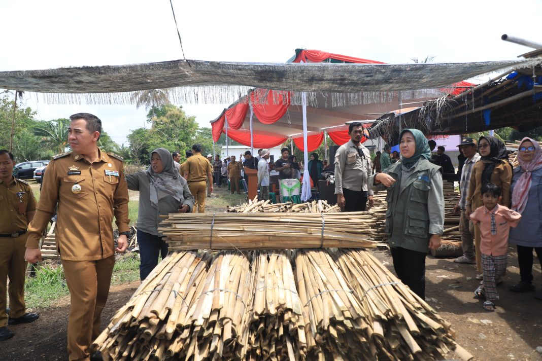 Unila Serahkan Mesin Pembelah Bambu ke Desa Trimulyo