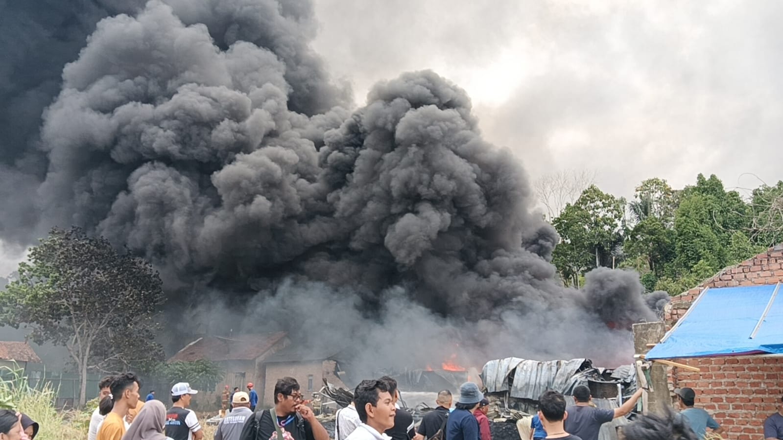 Kebakaran Hebat Landa Gudang BBM di Bandar Lampung, Diduga Akibat Korsleting Listrik