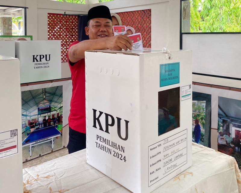 Pilkada Serentak 2024, Anggota DPRD Lampung Sholihin Salurkan Hak Pilih di TPS 15 Perumnas Wayhalim