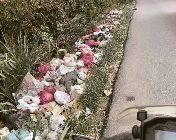 Tumpukan Sampah di Perbatasan Desa Fajar Baru dan Karang Sari Jadi Ancaman Lingkungan