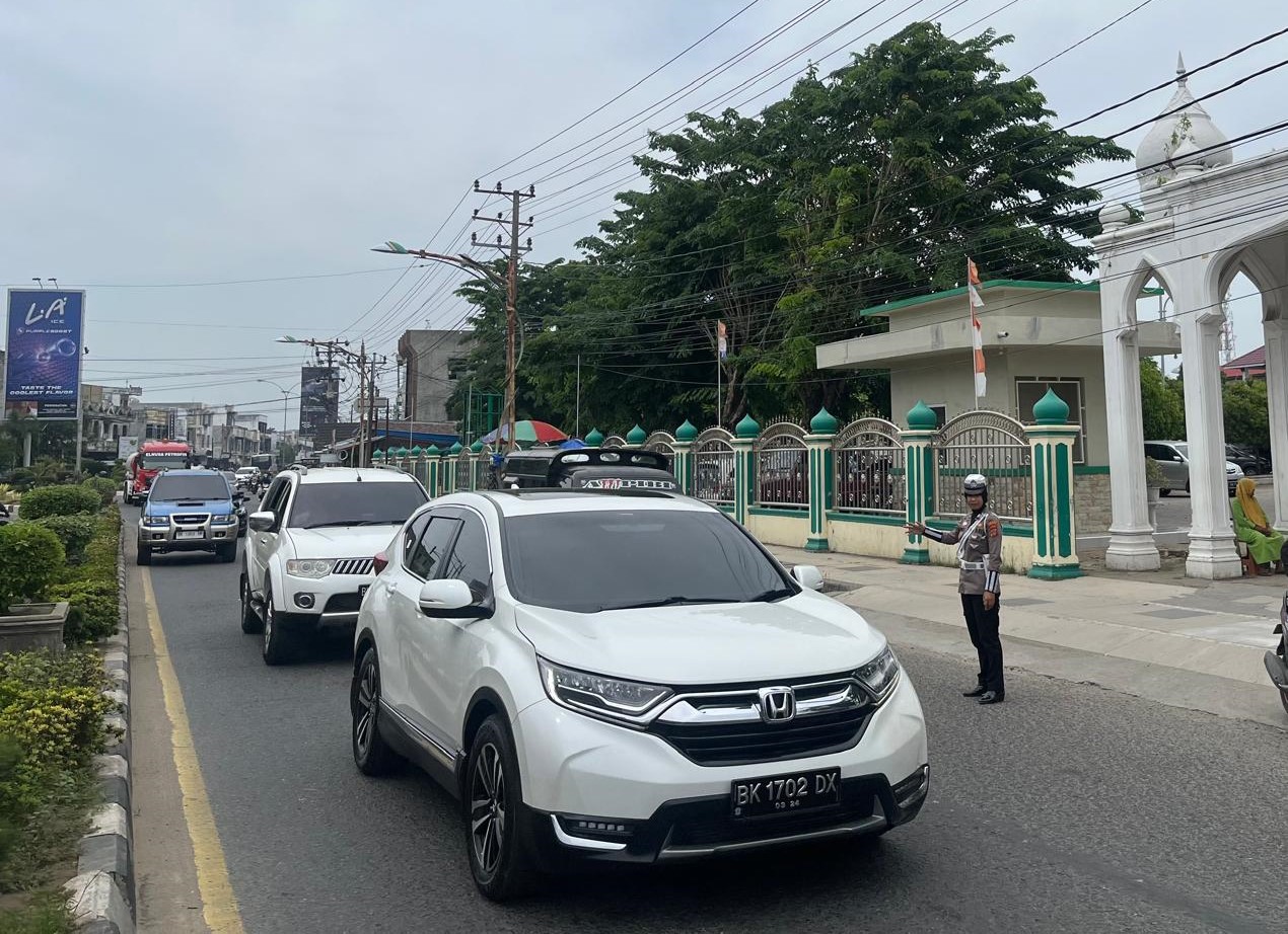 Polwan Satlantas Lhokseumawe: Jembatan Kemanusiaan di Hari Jumat