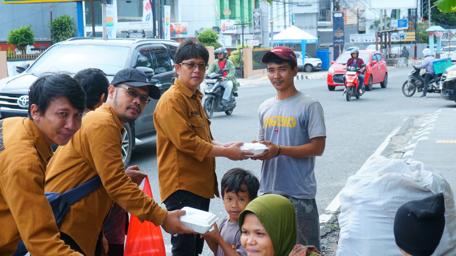 Taring Lampung Peduli, Bagikan Ratusan Nasi Kotak di Tugu Adipura