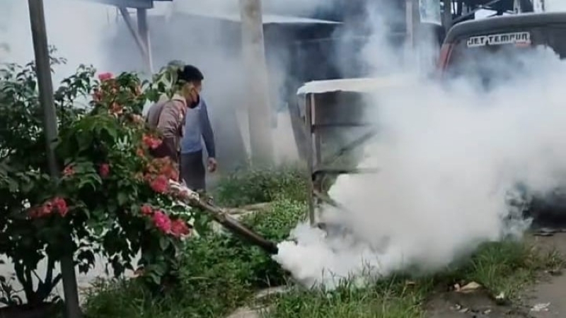 Polres Pesisir Barat dan Warga Bersatu Basmi Sarang Nyamuk Cegah DBD