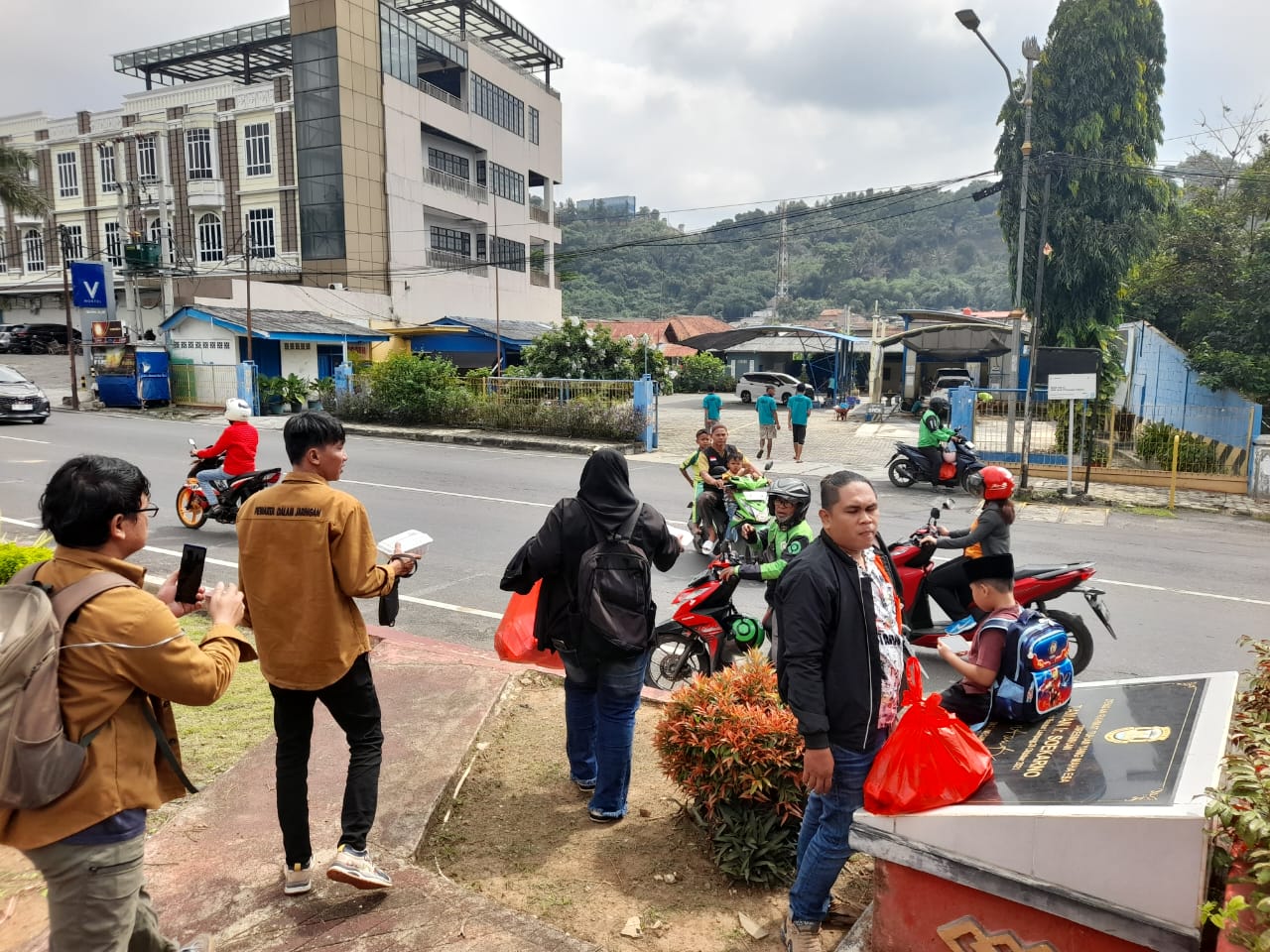 Taring Lampung Berbagi Kebahagiaan: Bakti Sosial di Taman UMKM Bung Karno