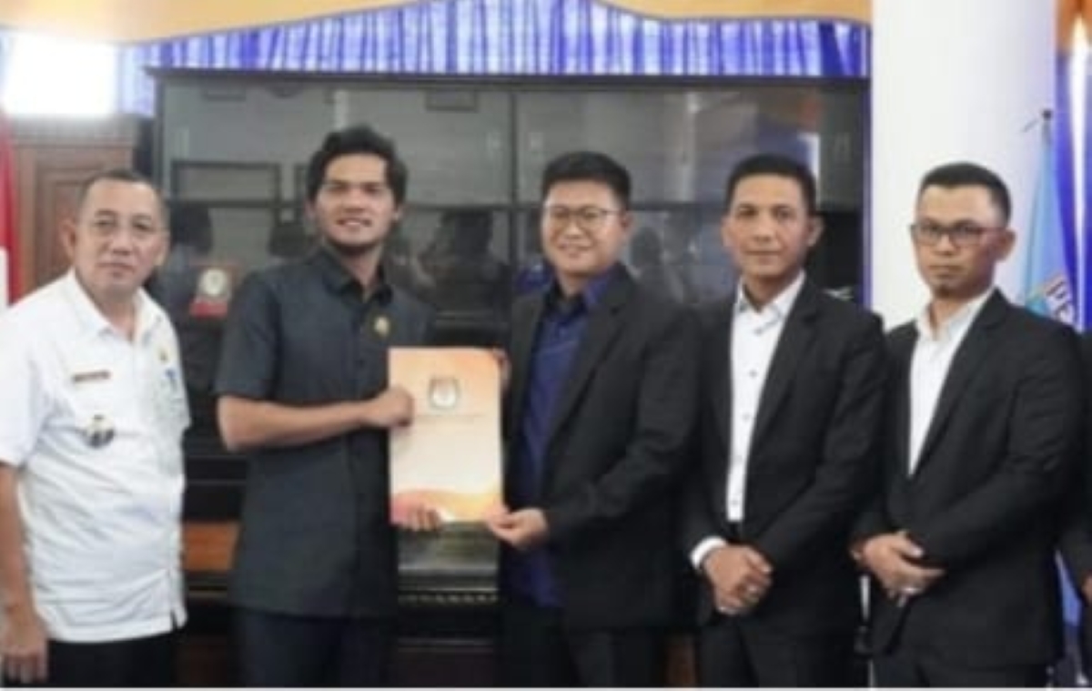 DPRD Pesibar Resmi Usulkan Dedi Irawan-Irawan Topani sebagai Bupati dan Wakil Bupati Terpilih