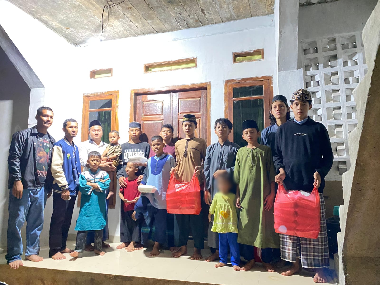 Jum'at Pertama di Bulan Februari, KNPI, Peduliyuk & Seafood Brother Sukses Berbagi