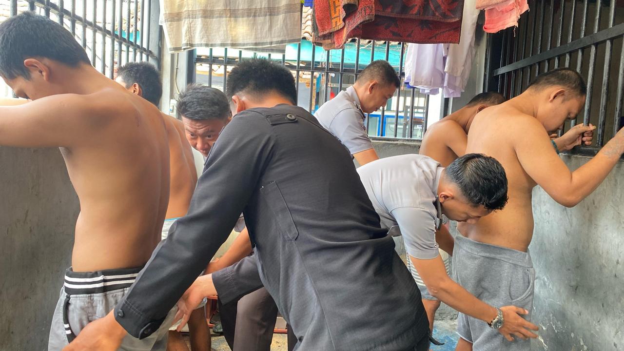 Rutan Krui Gelar Razia Kamar Hunian, Sita Sejumlah Barang Terlarang