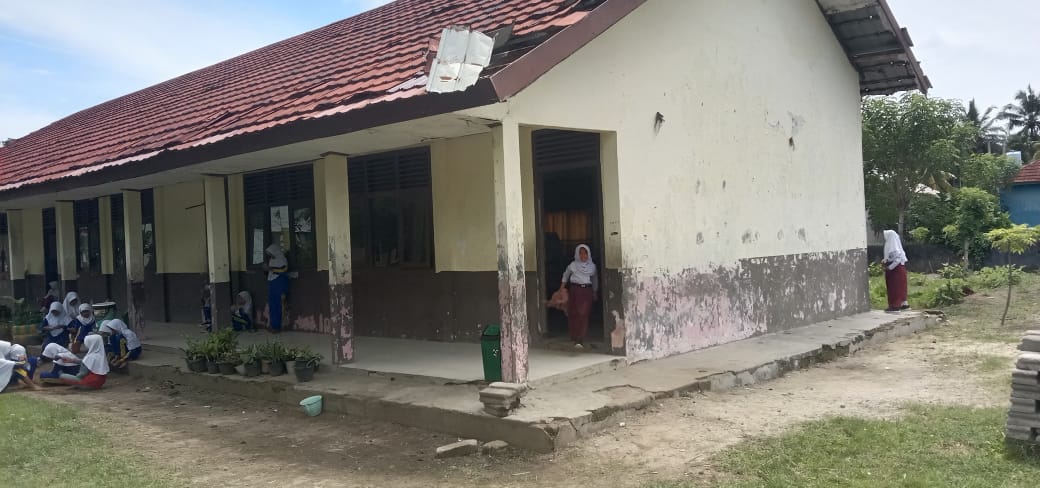 Ruangan Kelas Bocor Parah, Siswa SDN 06 Krui Belajar dalam Keterbatasan
