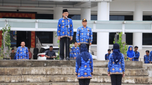 Bupati Pesibar Pimpin Apel Mingguan, Tekankan Disiplin dan Kekompakan