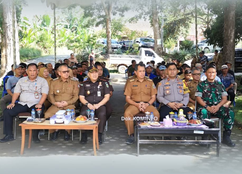 Pj Bupati Tulang Bawang Serahkan Traktor Roda Dua untuk Dukung Swasembada Pangan