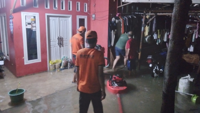 Pemkot Bandar Lampung Gerak Cepat Bantu Warga Bersihkan Sisa Lumpur Banjir