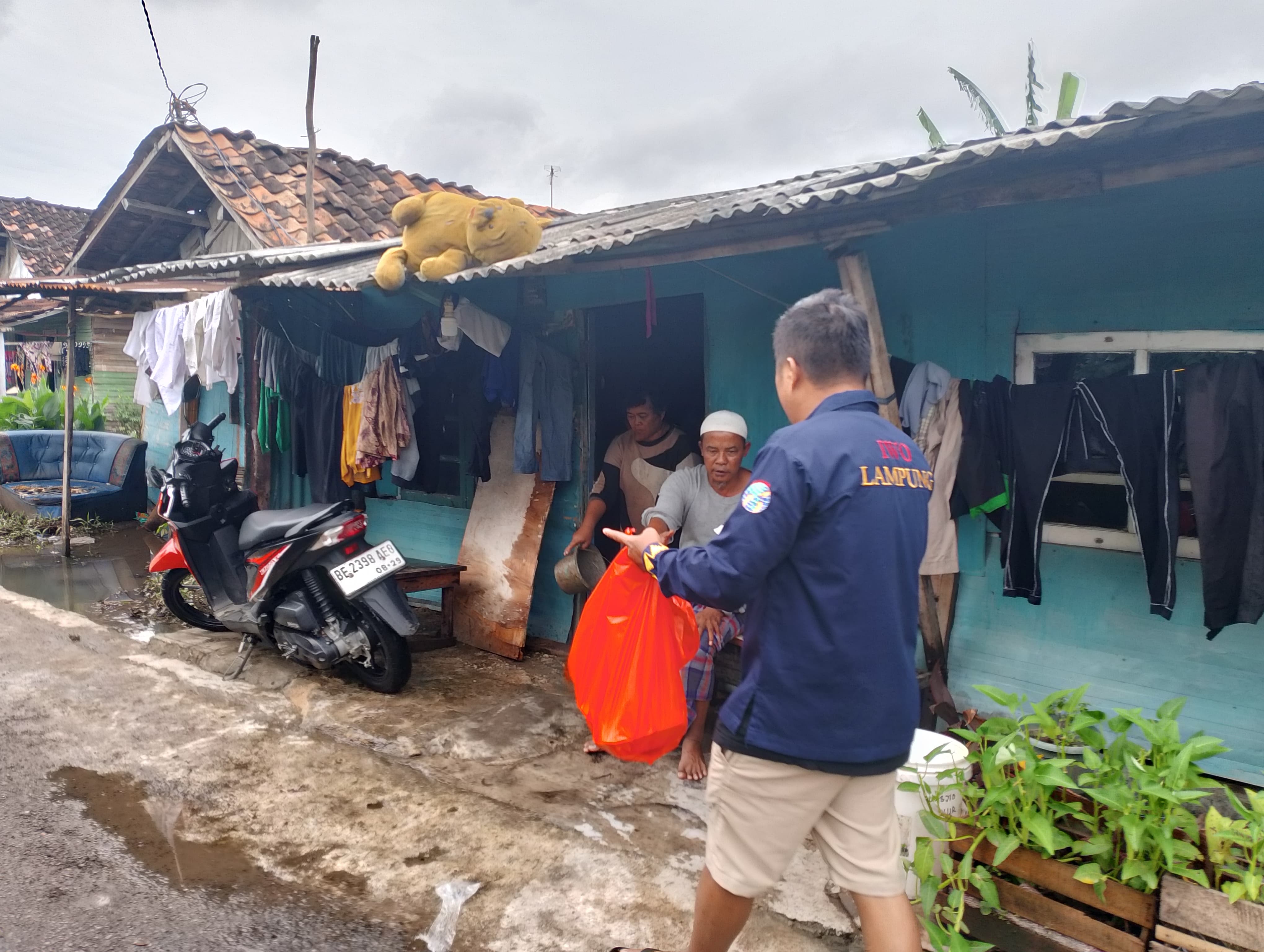 IWO Lampung Terjun Langsung Bantu Korban Banjir Bandar Lampung