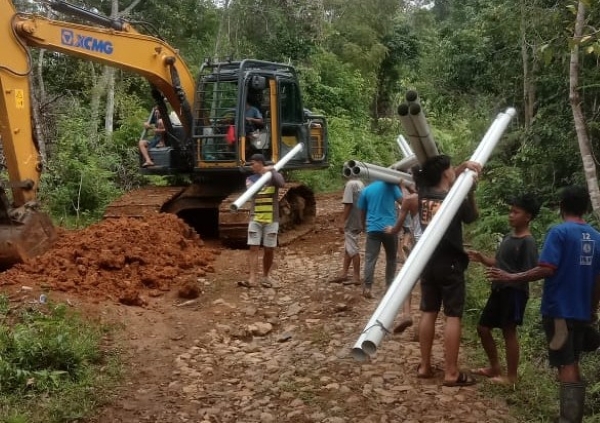 Menyambut Ramadan, Warga Waysidi Hanuan Gotong Royong Bangun Saluran Air Bersih