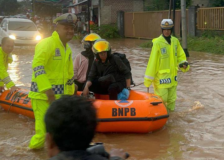 Hujan Deras Sebabkan Kemacetan Parah di Pesawaran, Polisi Turun Tangan