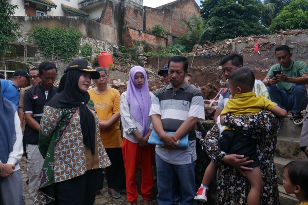 Pulang dari Magelang, Wali Kota Eva Dwiana Langsung Salurkan Bantuan Korban Banjir