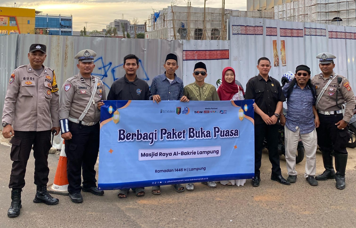 Jum'at Berkah, Masjid Raya Al Bakrie Berbagi Paket Buka Puasa Hingga Gelar Sholat Tarawih Bersama
