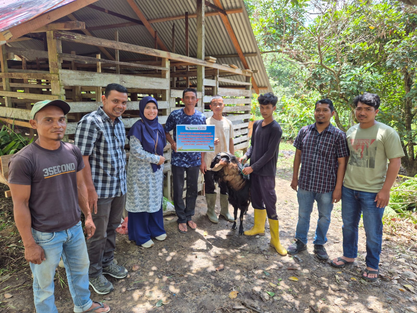 PGE Salurkan Bantuan Bibit Kambing dan Kandang untuk Peternak Lubok Pusaka