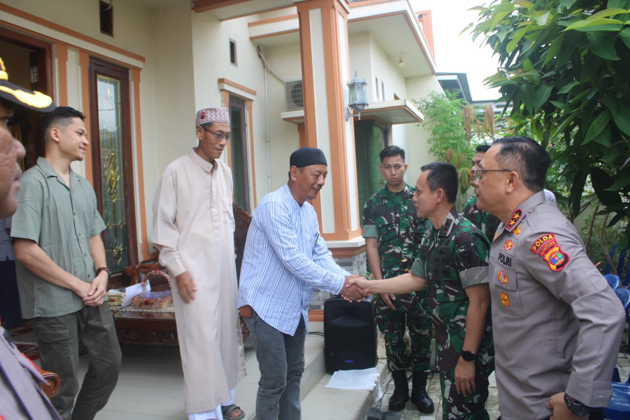 Pangdam II/Swj dan Danrem 043/Gatam Sampaikan Bela Sungkawa ke Keluarga Briptu Anumerta M Ghalib Surya Ganta