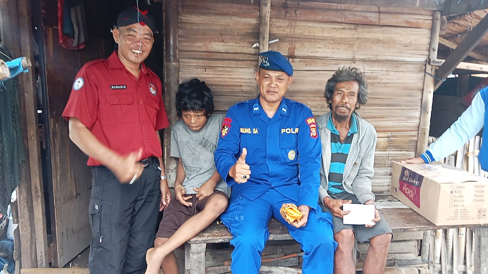 Polisi Perairan Lampung Selatan Ulurkan Tangan Bantu Warga Pesisir yang Hidup di Gubuk Tak Layak