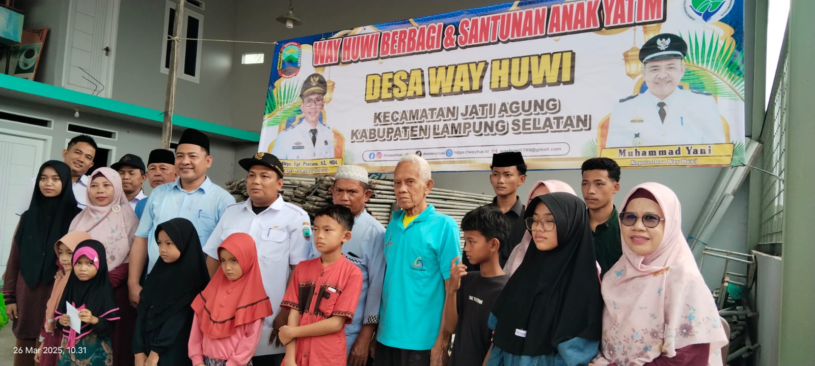 Desa Way Huwi Bagikan Sembako dan Santunan Anak Yatim Piatu Jelang Idul Fitri