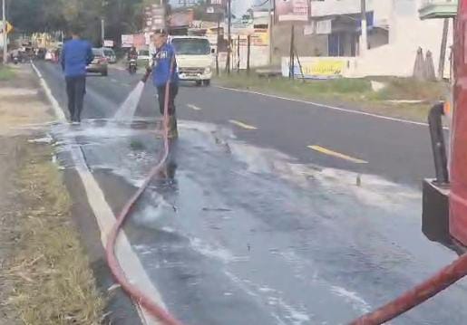 Tumpahan Solar di Kalianda Bahayakan Pengendara Jalan, Damkar Gerak Cepat ke Lokasi