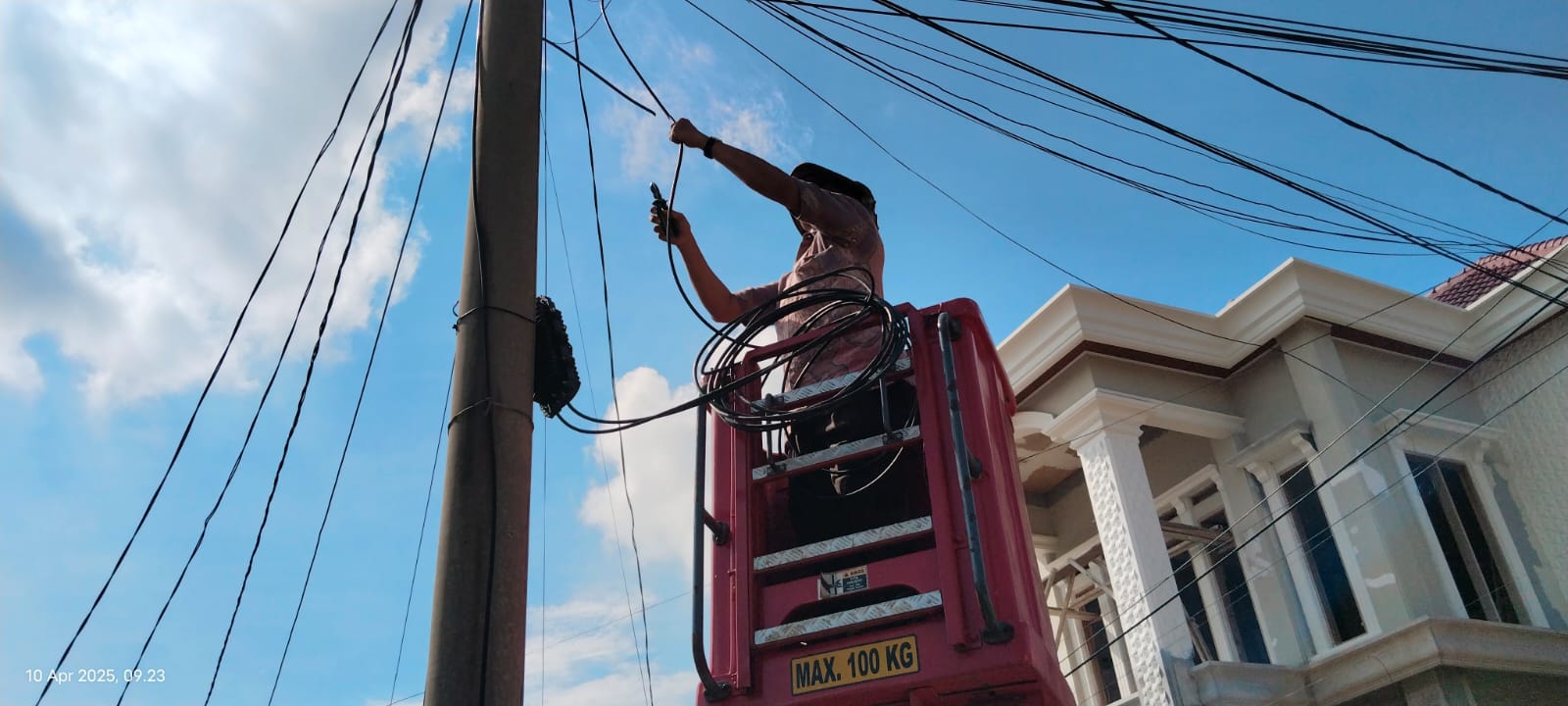 Warga Way Kandis Puji Gerak Cepat Pemkot Bandar Lampung Rapikan Kabel Fiber Optik Semrawut