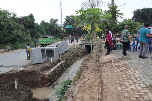 Respons Cepat Banjir Tirtayasa, Bunda Eva Pantau Langsung Pemasangan Box Culvert