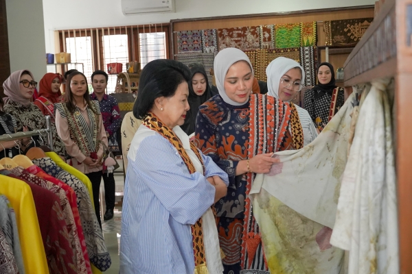 Lampung Tuai Pujian: Ketua Umum IAD Terpesona Kain Lokal