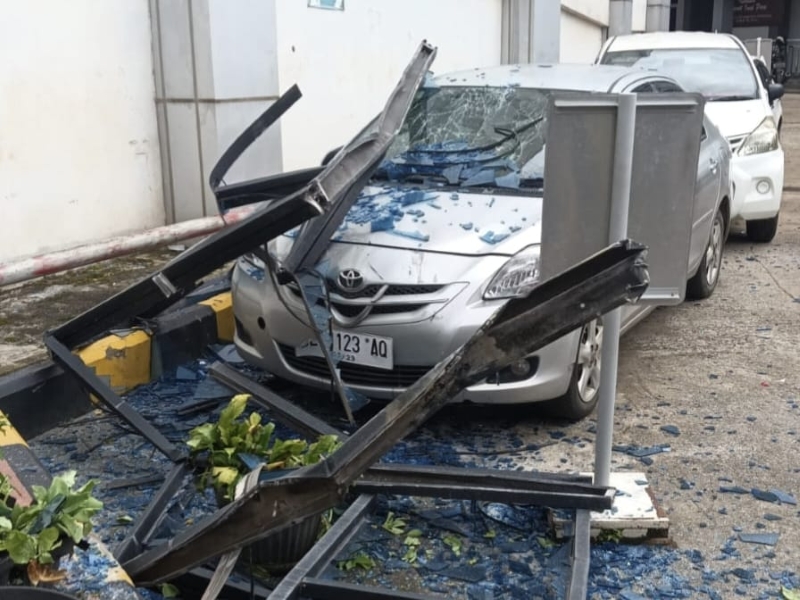 Angin Kencang Terjang RSUD Abdul Moeloek, Kaca Lantai 4 Timpa Mobil