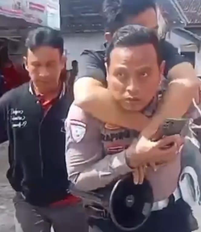 Perwira Ditlantas Polda Lampung Sigap Gendong Wajib Pajak Pingsan di Samsat