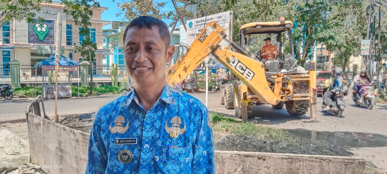 Kelurahan Korpri Jaya Gerak Cepat Keruk Drainase Mampet Depan UIN Radin Inten