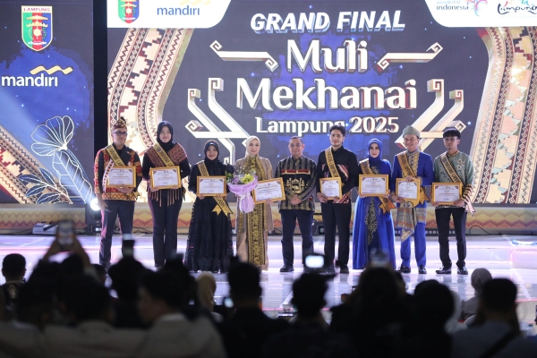 Adit Bintang dan Marcheline Aurely Dinobatkan Jadi Muli Mekhanai Lampung 2025