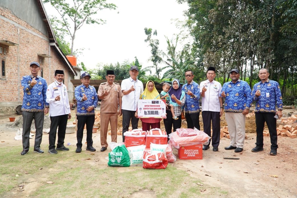 Ringankan Beban Korban Kebakaran, Bupati Tubaba Serahkan Bantuan Rp31 Juta