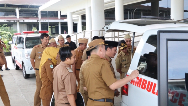 Bupati Dedi Irawan Serahkan Ambulans untuk Peningkatan Layanan Kesehatan di Pesisir Barat