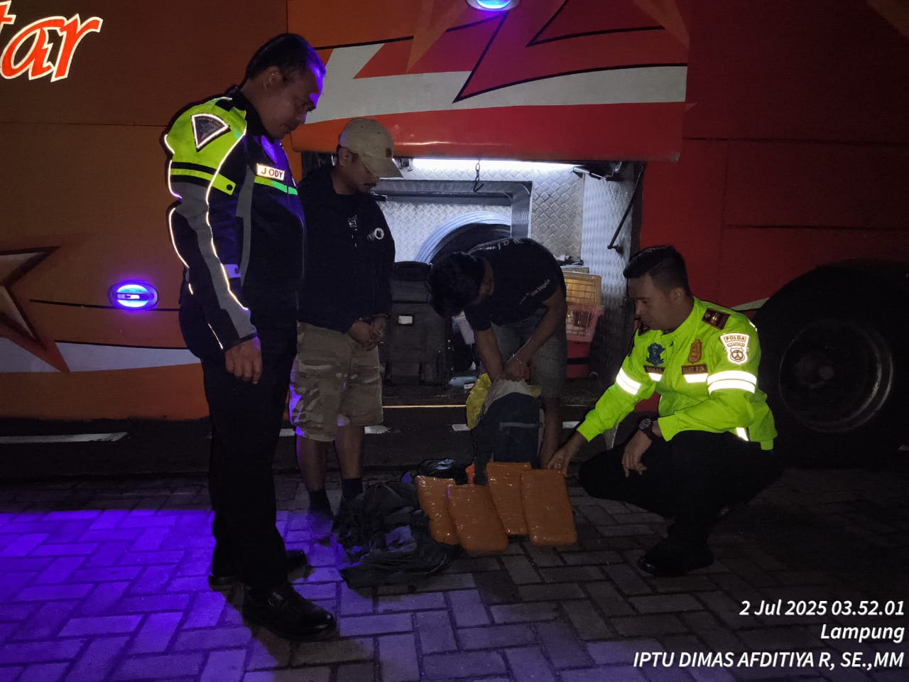 Polda Lampung Cokok Penyelundup 4 Kg Ganja di Bus Malam