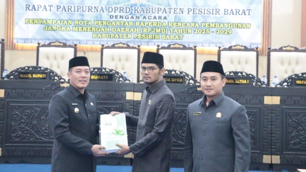 Bupati Pesisir Barat Sampaikan Ranperda RPJMD 2025-2029 ke DPRD