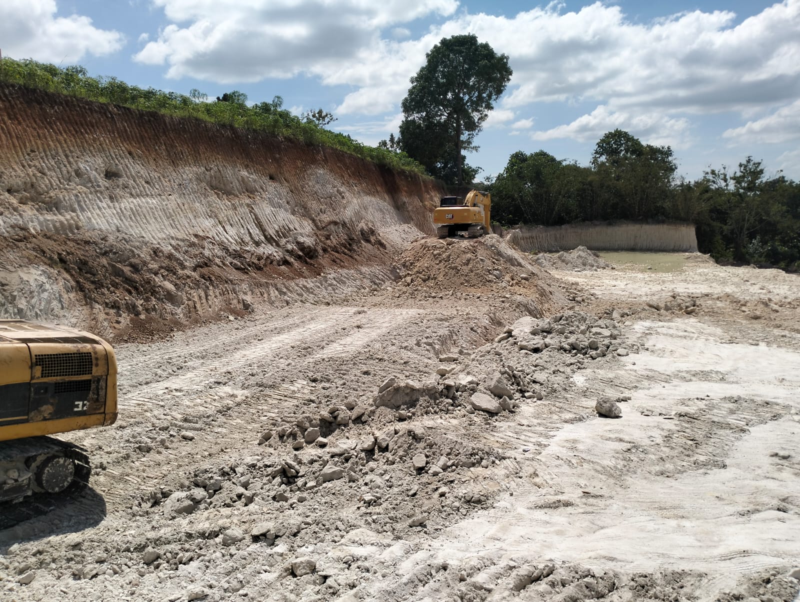 Diduga Beroperasi Tanpa Izin Lingkungan, Aktivitas Tambang Batu di Jati Agung Dikeluhkan Warga