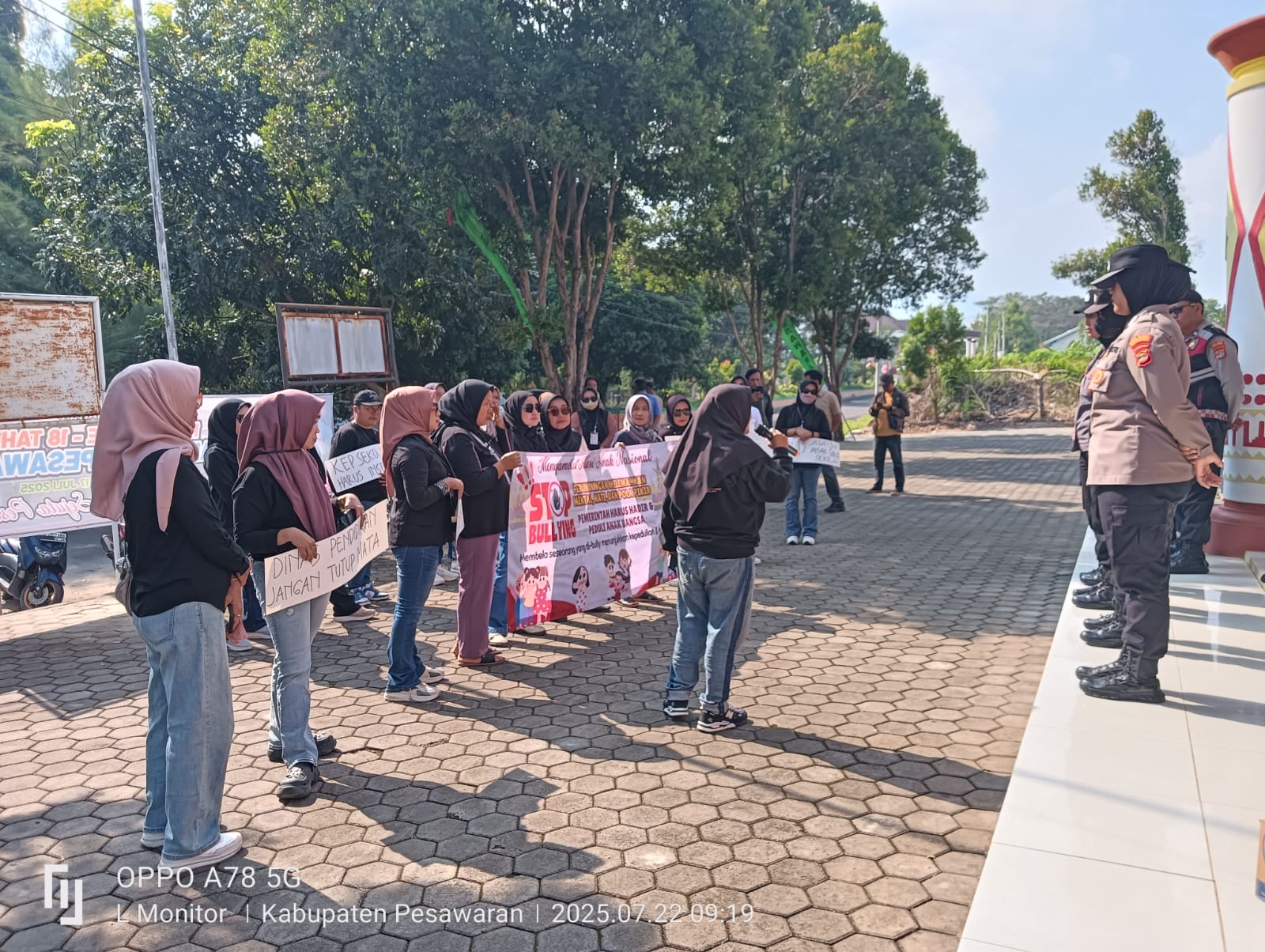 Emak-Emak Pesawaran Gelar Aksi Damai Desak Perlindungan untuk Gibran