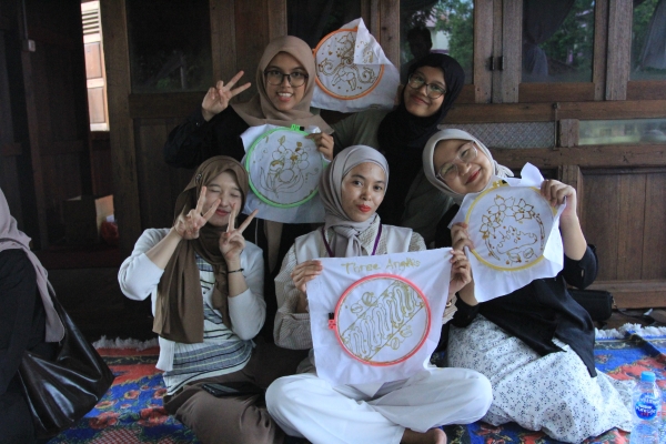 Peserta Summer Camp FKIP Unila Belajar Batik Tulis Lampung