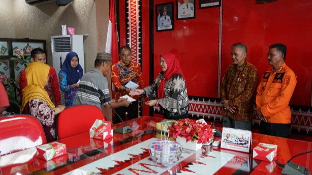 Eva Dwiana Salurkan Bantuan Langsung untuk Korban Banjir