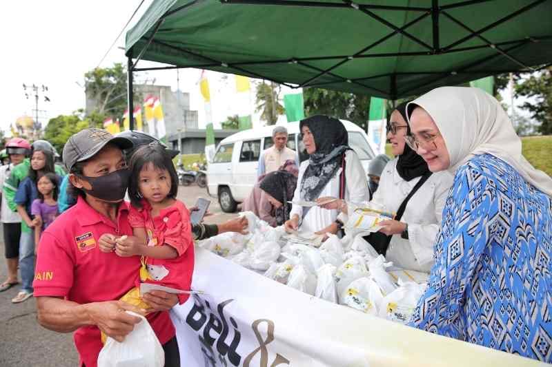 Kunjungi Festival Pasar Takjil, Ibu Riana Sari Arinal Lepas Bantuan OPD Program Siger