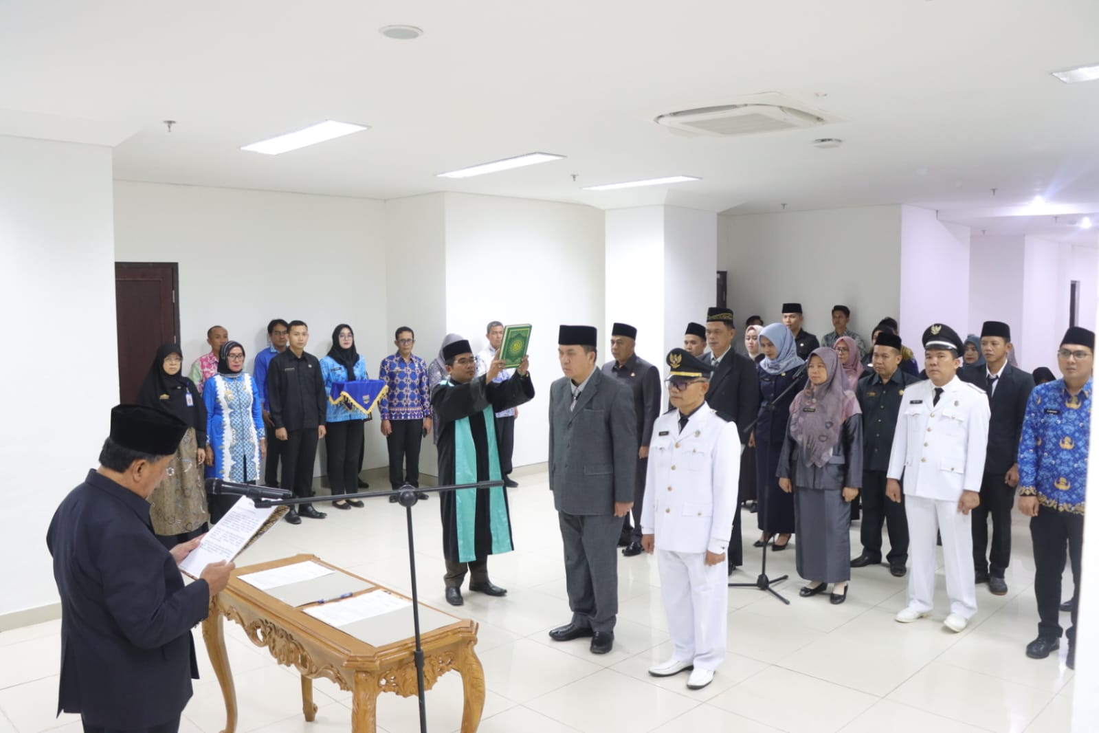 Zulqoini Syarif Lantik 28 Pejabat Pemkab Pesisir Barat