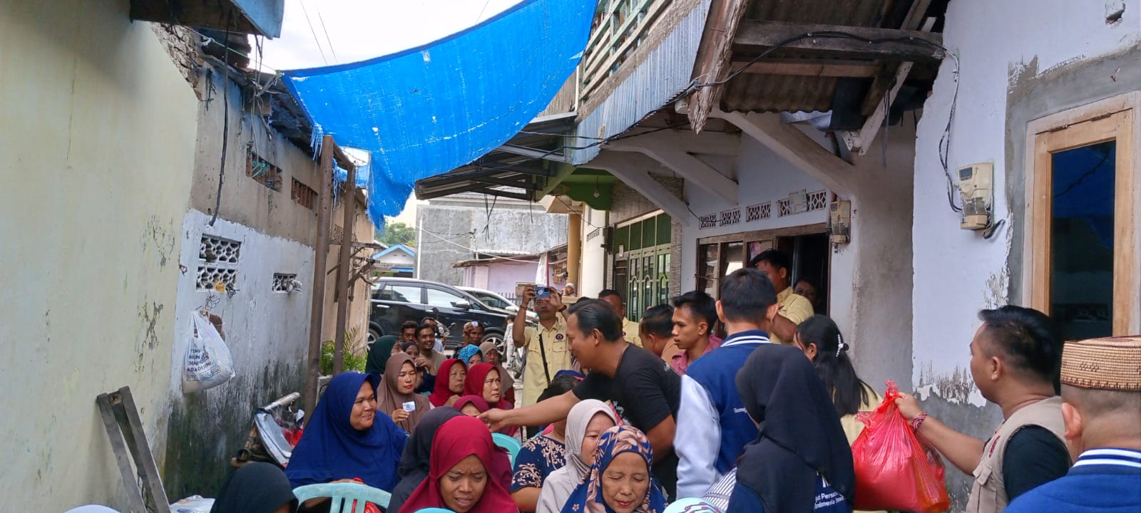 KNPI dan PERADAH Lampung Bagi Sembako di Panjang