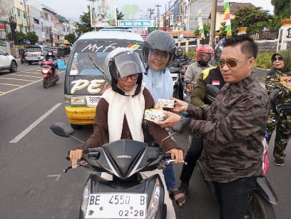 Pemuda Panca Marga Berbagi Takjil Ramadan di Bandarlampung