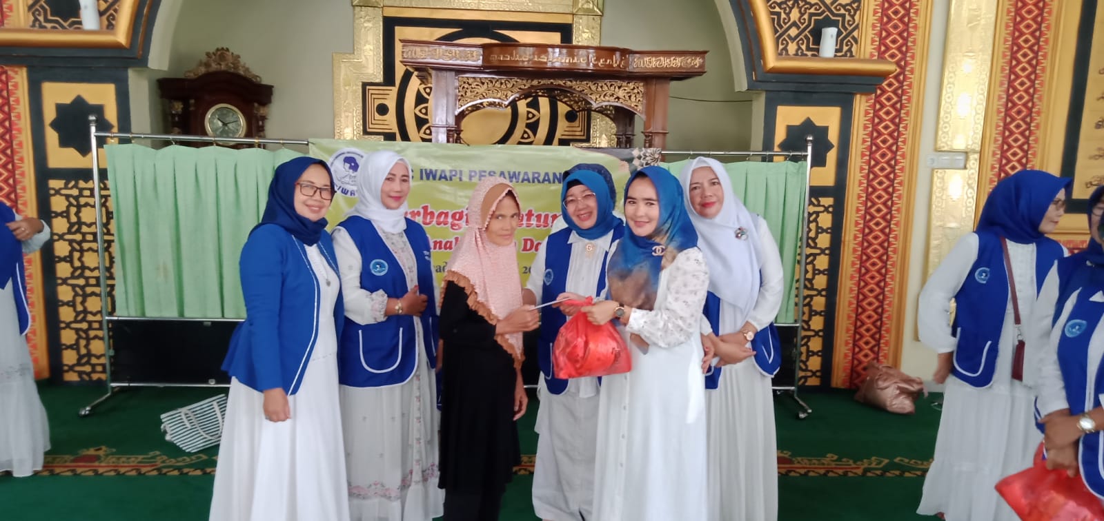 IWAPI Pesawaran berbagi sembako dan santunan kepada Masyarakat Kabupaten Pesawaran